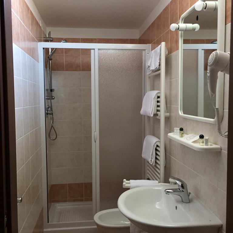 Cristal Hotel مانوكاتْساتي المظهر الخارجي الصورة