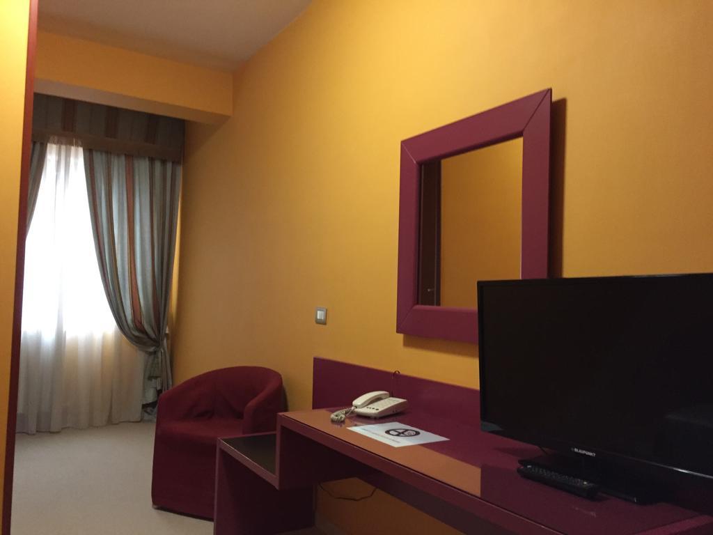 Cristal Hotel مانوكاتْساتي المظهر الخارجي الصورة