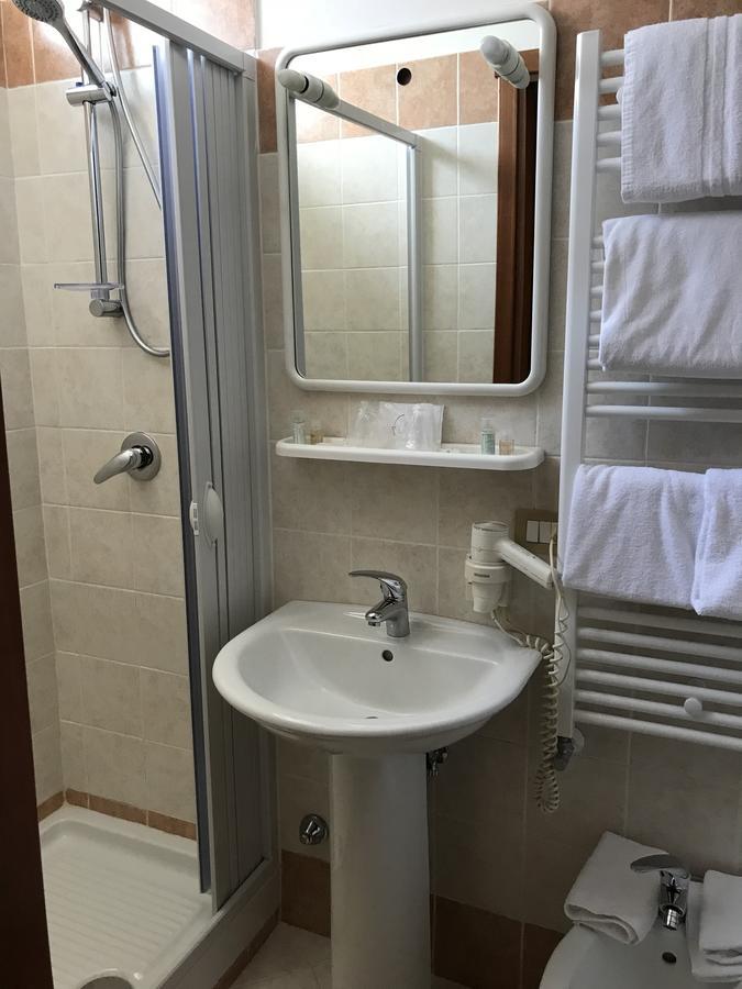 Cristal Hotel مانوكاتْساتي المظهر الخارجي الصورة