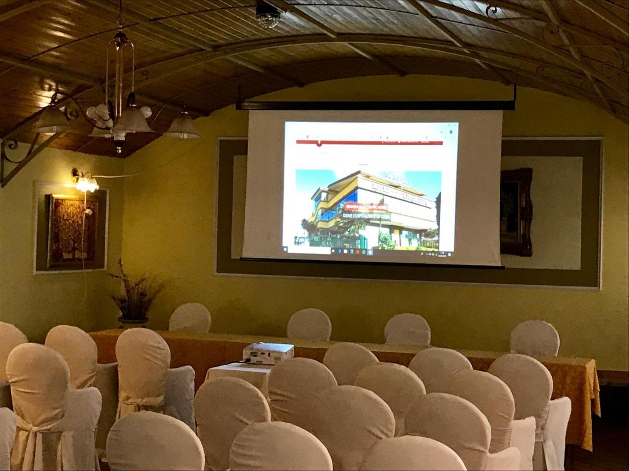 Cristal Hotel مانوكاتْساتي المظهر الخارجي الصورة